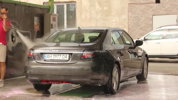 ウクライナのチェルニコフ 2021年7月24日 車を洗う男 灰色のサーブ9 5車でセルフサービスの車の洗浄で — ストック動画