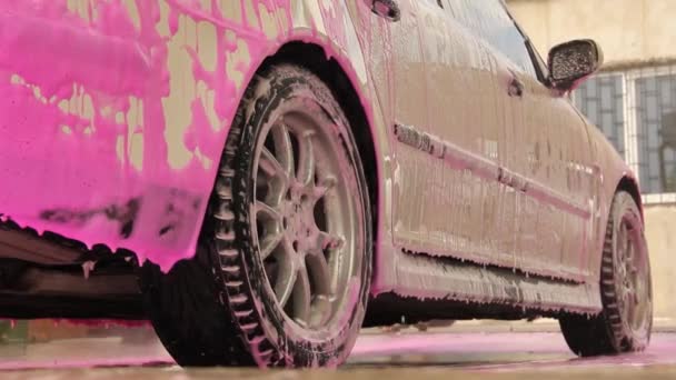 Czernigow Ukraina Lipca 2021 Saab Samochód Różowej Piance Myjni Samochodowej — Wideo stockowe