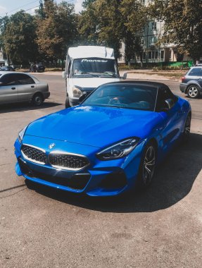 Chernigov, Ukrayna - 1 Ağustos 2021: Yeni BMW Z4 arabası kente park edilmiştir. BMW Mavi Roadster