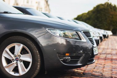 Chernigov, Ukrayna - 24 Temmuz 2021: Saab arabaları arka arkaya park edildi. Saab 9-5, 9-3. Farklı Saab Araba Modelleri