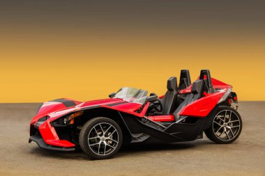 Ukrayna, Odessa - 5 Eylül 2021: Temiz bir arkaplanda benzersiz kırmızı üç tekerlekli Polaris Sapanı SL. Duvar kağıdı. Reklam için.