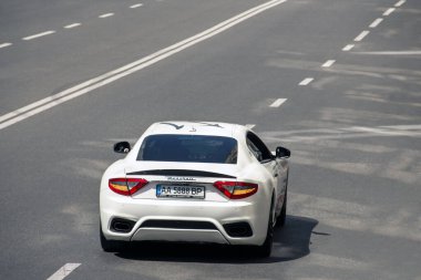 Kiev, Ukrayna - 12 Haziran 2021: Beyaz Maserati GranTurismo Spor MC yolda