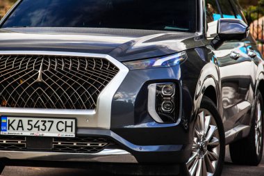 Uman, Ukrayna - 6 Eylül 2021: Otoparka park edilmiş yeni Hyundai Palisade SUV