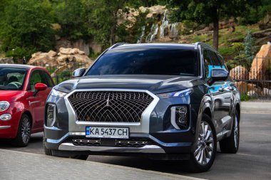 Uman, Ukrayna - 6 Eylül 2021: Otoparka park edilmiş yeni Hyundai Palisade SUV