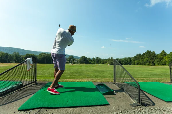 Prática de golfe na gama de condução — Fotografia de Stock