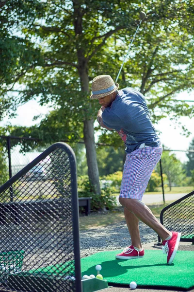 Pratique de golf au champ de conduite — Photo