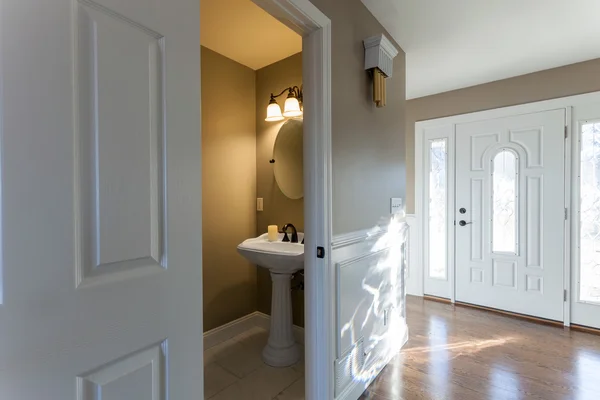 Interiér dveřní domácí koupelny — Stock fotografie