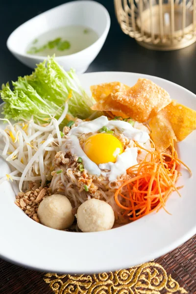 Piatto di tagliatelle tailandese con uovo fritto — Foto Stock