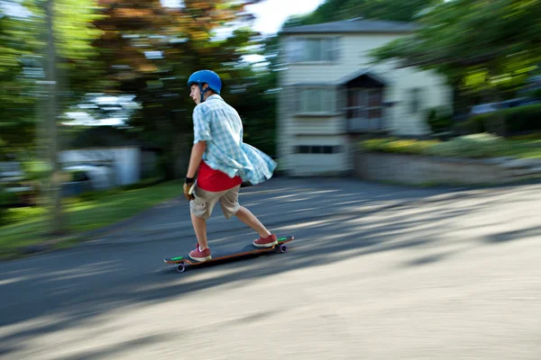 Longboarder adolescente — Fotografia de Stock