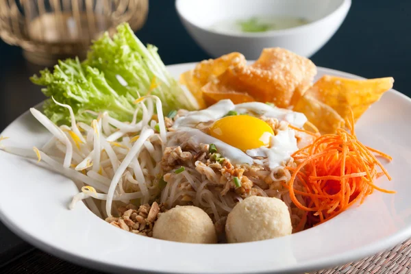 Thai Noodle Dish with Fried Egg — Stock fotografie