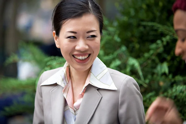 Счастливая деловая женщина смеётся — стоковое фото