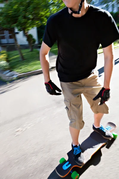 Teenager-Longboarding — Stockfoto