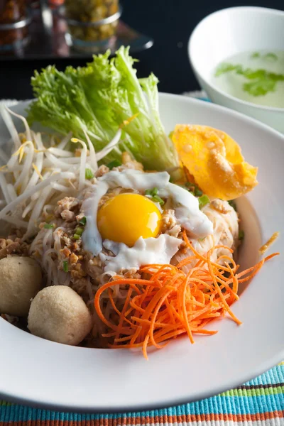 Prato de macarrão tailandês com ovo frito — Fotografia de Stock