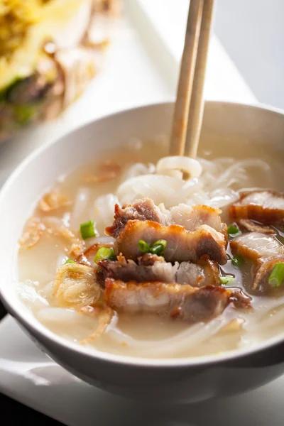 Sopa de macarrão tailandês com carne de porco — Fotografia de Stock