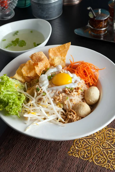 Thaise noodle schotel met gebakken ei — Stockfoto