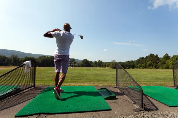 Golfista na Driving Range — Fotografia de Stock