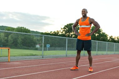 Gülümseyen Atletizm Runner