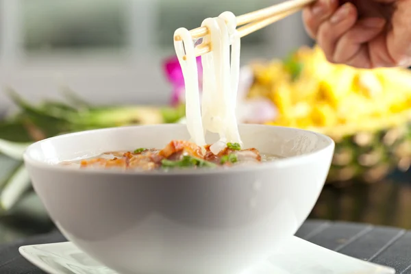 Тайский суп со свининой — стоковое фото