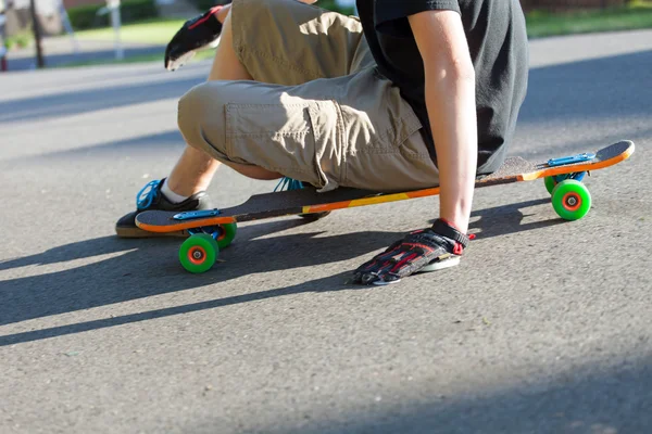 Longboarder sitzen — Stockfoto