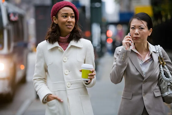 Mujeres de negocios caminando — Foto de Stock