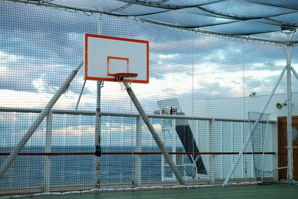 Basketbalveld op zee — Stockfoto