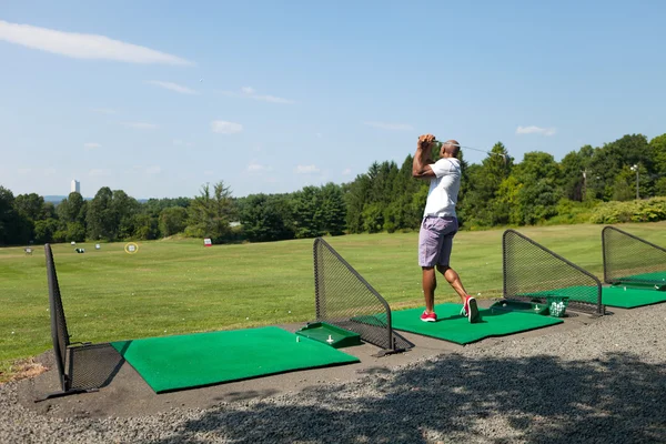 Golfen op de Range — Stockfoto