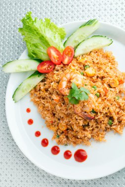 Karidesli sriracha kızarmış pilav