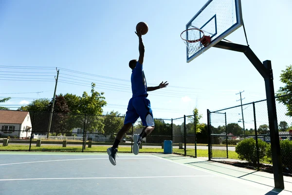 Basquetebol dunk ao ar livre — Fotografia de Stock