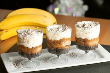 Muz karamel Parfait tatlılar