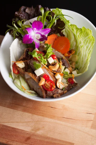 Salada de pato crocante tailandesa — Fotografia de Stock