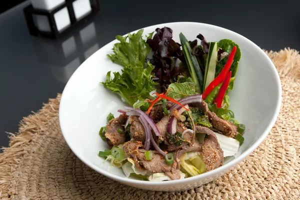 Num Tok тайский стейк салат из говядины — стоковое фото