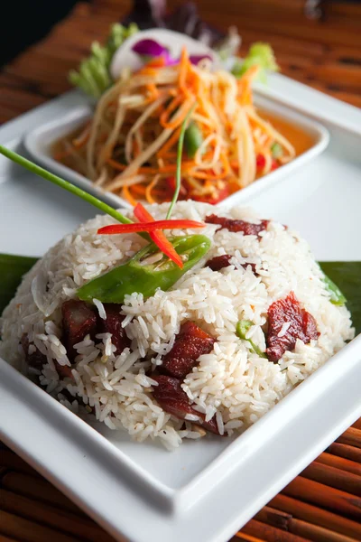 Thaise varkensribbetjes en rijstgerecht — Stockfoto