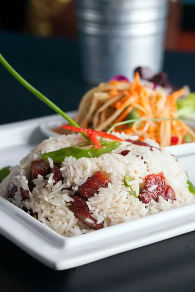 Thaise varkensvlees en rijst schotel — Stockfoto