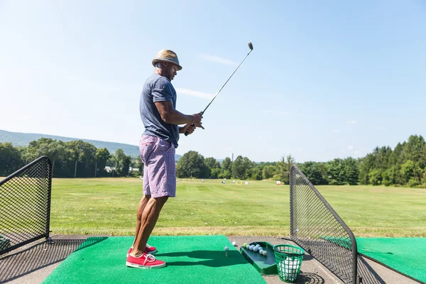 Golfista odpaliště nahoru — Stock fotografie