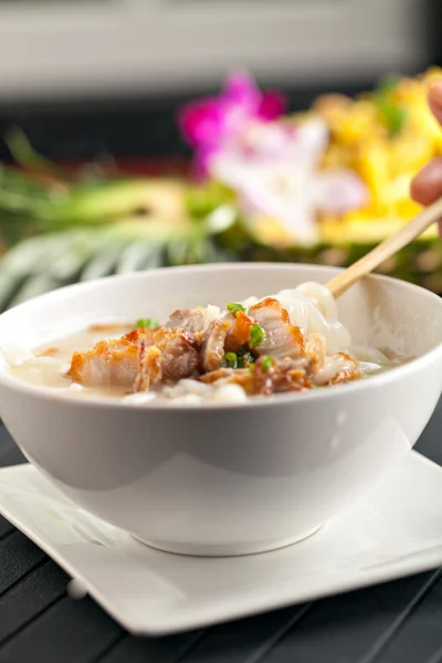 Thai-Suppe mit Schweinefleisch — Stockfoto