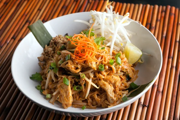 Kurczak pad thai — Zdjęcie stockowe
