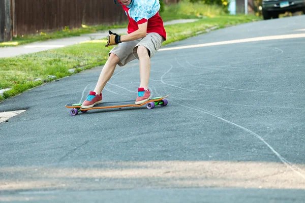 Longboarder підлітка — стокове фото