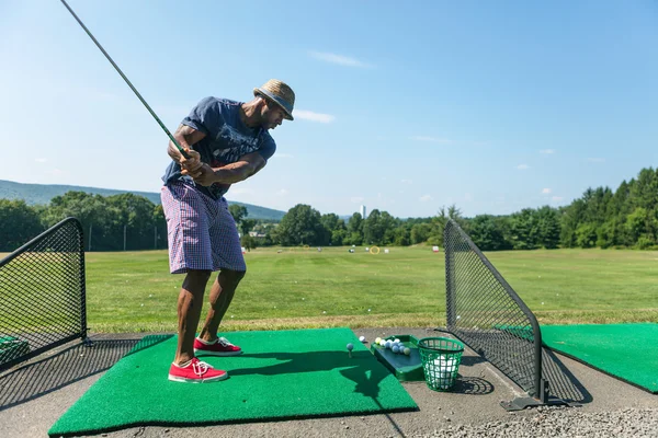 Prática de golfe na gama de condução — Fotografia de Stock