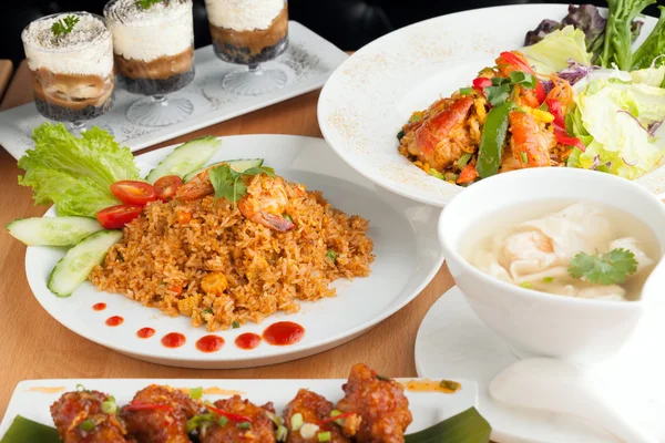 Variedade de pratos de comida tailandesa — Fotografia de Stock