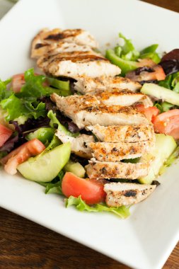 Nefis ızgara tavuk salata