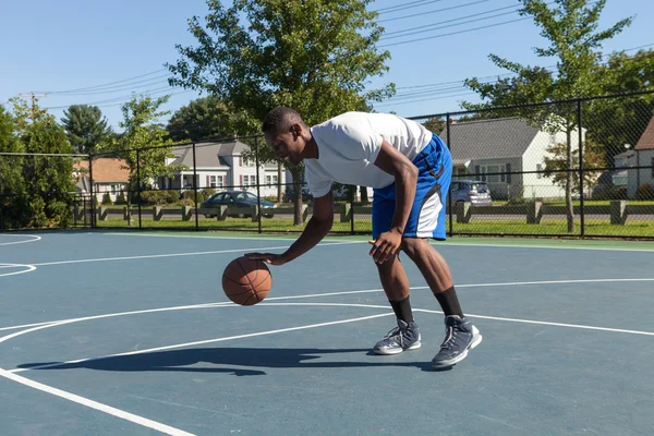 Giocatore di basket dribbling — Foto Stock