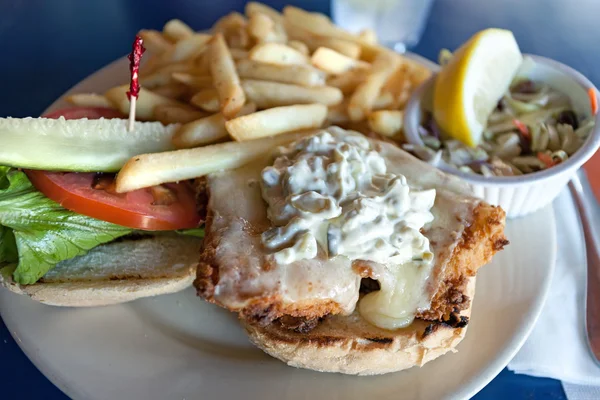 Bandeja de sándwich de pescado frito —  Fotos de Stock