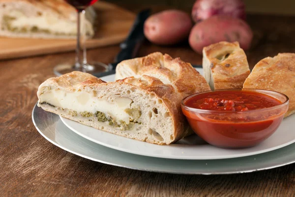 Pão recheado Stromboli fatiado fresco — Fotografia de Stock