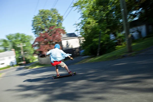 Longboarder acelerando descida — Fotografia de Stock