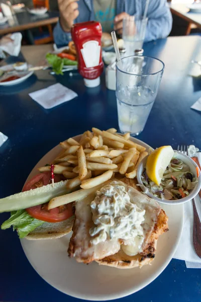 Stekt torsk Fish Sandwich — Stockfoto