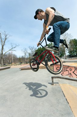 BMX sürücüsü atlama