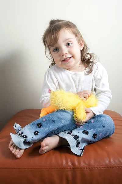 Chica con su osito de peluche — Foto de Stock