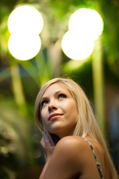 Mooie blonde vrouw. — Stockfoto