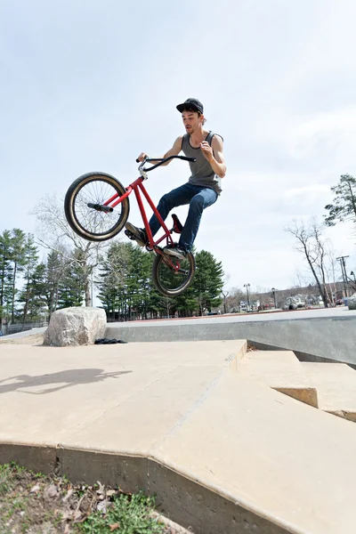 BMX Rider стрибки — стокове фото