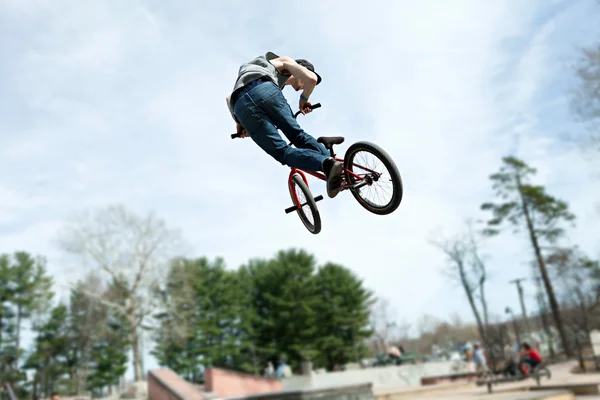 BMX sürücüsü atlama — Stok fotoğraf